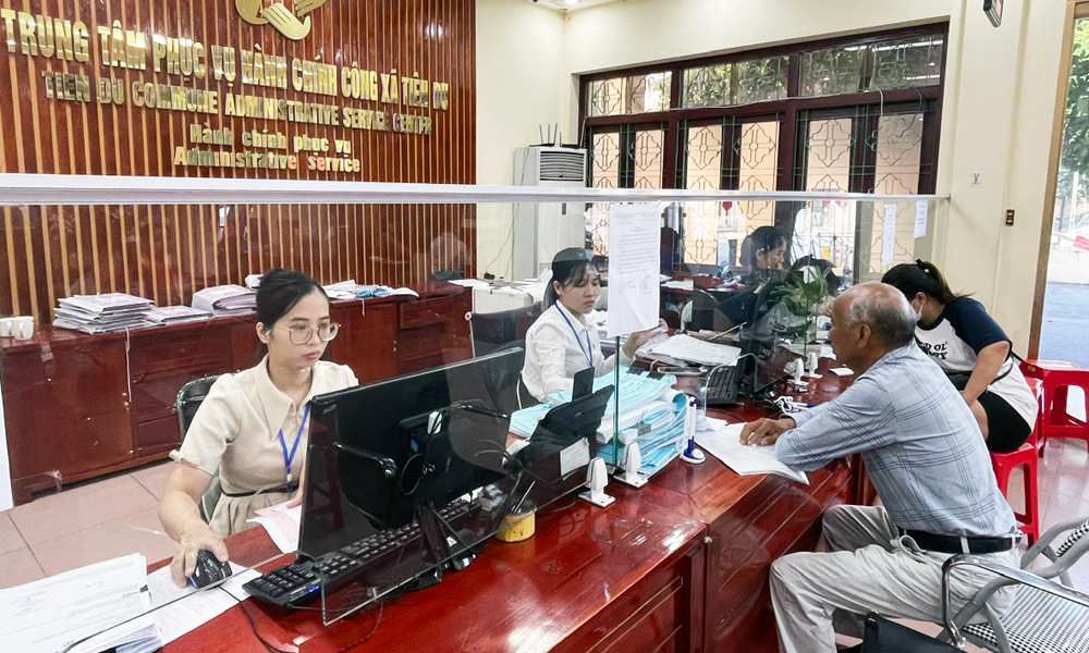 Hướng dẫn giải quyết thủ tục hành chính cho người dân tại Trung tâm Phục vụ hành chính công xã Tiên Du.